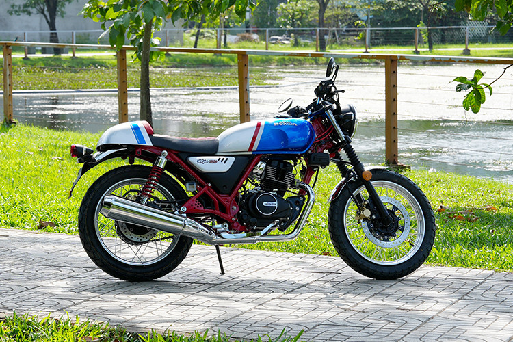 Trên Honda CGX150 bản Special, xe được phối màu sặc sỡ hơn. Khung xe sơn đỏ, trong khi bình xăng và yên xe phối các màu xanh dương, đỏ, xám, đen. Bản này có thể biến hóa thành phong cách cafe racer với phần gù có thể tháo lắp ở phía sau yên và gương gắn gù tay lái. 