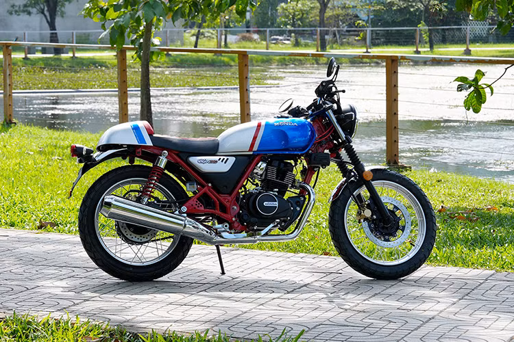 Trên Honda CGX150 bản Special, xe được phối màu sặc sỡ hơn. Khung xe sơn đỏ, trong khi bình xăng và yên xe phối các màu xanh dương, đỏ, xám, đen. Bản này có thể biến hóa thành phong cách cafe racer với phần gù có thể tháo lắp ở phía sau yên và gương gắn gù tay lái. 