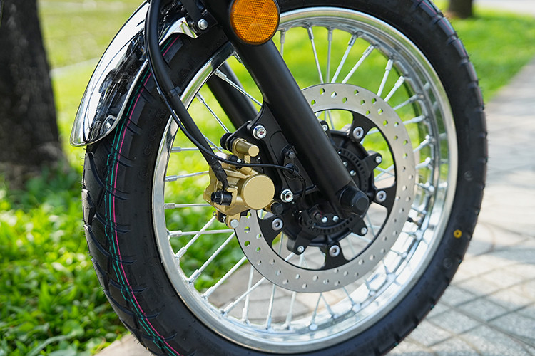 Trang bị "dàn chân" phía trước của xe với hệ thống phuộc ống lồng, trong khi phía sau là giảm xóc lò xo đôi. Mâm xe nan hoa kích thước 17 inch, phanh đĩa trước sau, nhưng chỉ có phanh trước trang bị công nghệ chống bó cứng phanh ABS.