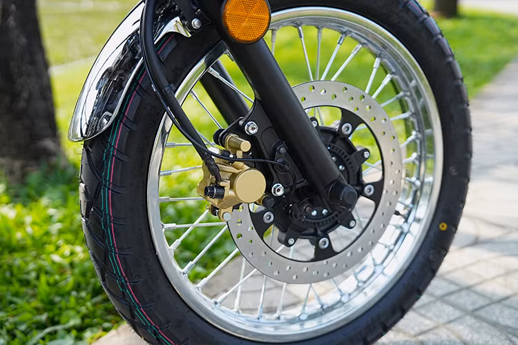 Trang bị "dàn chân" phía trước của xe với hệ thống phuộc ống lồng, trong khi phía sau là giảm xóc lò xo đôi. Mâm xe nan hoa kích thước 17 inch, phanh đĩa trước sau, nhưng chỉ có phanh trước trang bị công nghệ chống bó cứng phanh ABS.