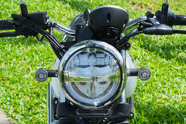Honda CGX150 sở hữu cụm đèn pha, đèn xi-nhan dạng tròn viền mạ crome, tất cả đều dùng đèn LED. Đồng hồ hiển thị tin LCD đơn giản dễ quan sát, bình xăng hình giọt nước kết hợp nắp bình xăng kiểng đặt bất đối xứng đẹp mắt, gương chiếu hậu dạng tròn đậm chất cổ điển.