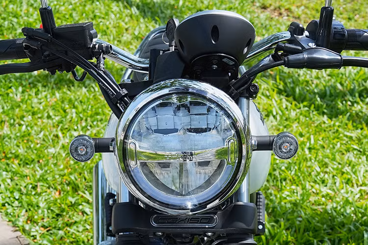 Honda CGX150 sở hữu cụm đèn pha, đèn xi-nhan dạng tròn viền mạ crome, tất cả đều dùng đèn LED. Đồng hồ hiển thị tin LCD đơn giản dễ quan sát, bình xăng hình giọt nước kết hợp nắp bình xăng kiểng đặt bất đối xứng đẹp mắt, gương chiếu hậu dạng tròn đậm chất cổ điển.