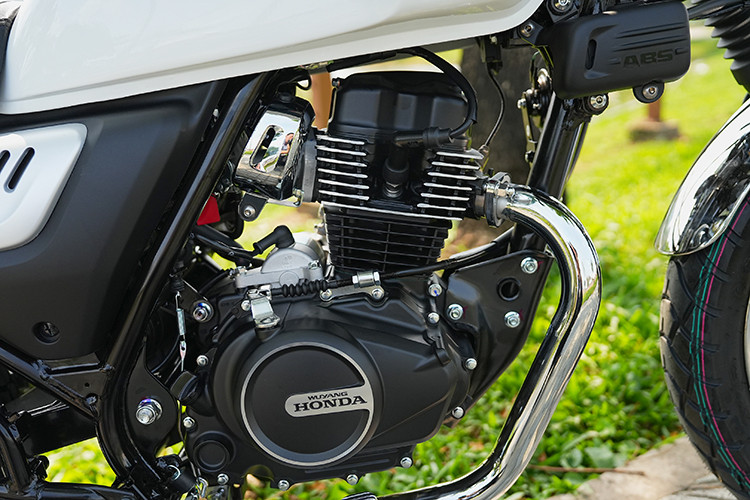 Xe gắn động cơ xy-lanh đơn, làm mát bằng không khí, dung tích 149 cc, công suất 11,8 mã lực và mô-men xoắn 12,5 Nm. Hộp số côn tay 5 cấp. Tốc độ tối đa 98 km/h. Mức tiêu hao nhiên liệu chỉ khoảng 1,93 lít/100km. Xe có thể leo dốc cao 30 độ.