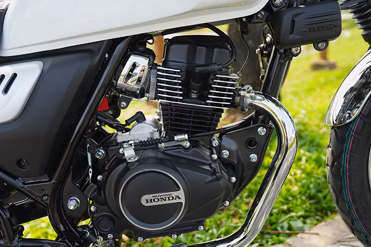 Xe gắn động cơ xy-lanh đơn, làm mát bằng không khí, dung tích 149 cc, công suất 11,8 mã lực và mô-men xoắn 12,5 Nm. Hộp số côn tay 5 cấp. Tốc độ tối đa 98 km/h. Mức tiêu hao nhiên liệu chỉ khoảng 1,93 lít/100km. Xe có thể leo dốc cao 30 độ.