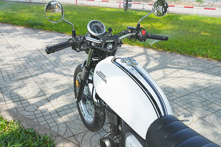 Những chi tiết này kết hợp vành nan hoa kích thước 17 inch cho cả trước và sau, phuộc trước là loại ống lồng truyền thống, phía sau là lò xo đôi và yên xe liền khối, bọc da cùng một số chi tiết mạ crôm sáng bóng… tôn lên nét cổ điển, đặc trưng cho Honda CGX150.