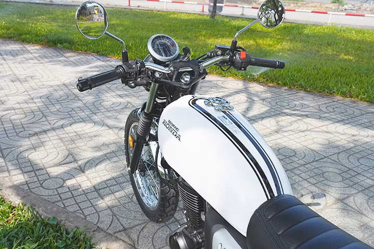 Những chi tiết này kết hợp vành nan hoa kích thước 17 inch cho cả trước và sau, phuộc trước là loại ống lồng truyền thống, phía sau là lò xo đôi và yên xe liền khối, bọc da cùng một số chi tiết mạ crôm sáng bóng… tôn lên nét cổ điển, đặc trưng cho Honda CGX150.