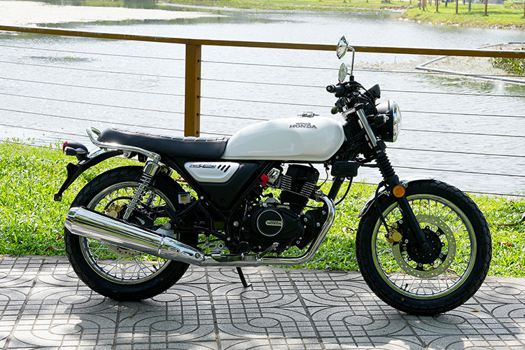 Honda CGX150 tại Việt Nam do liên doanh Wuyang-Honda sản xuất tại Trung Quốc, ra mắt lần đầu tháng 8/2024. Mẫu xe này nhập khẩu từ Trung Quốc về Việt Nam từ đầu năm 2025, dù vậy sau khi hoàn tất thủ tục thông quan, đăng kiểm… đến nay mới chính thức ra mắt.