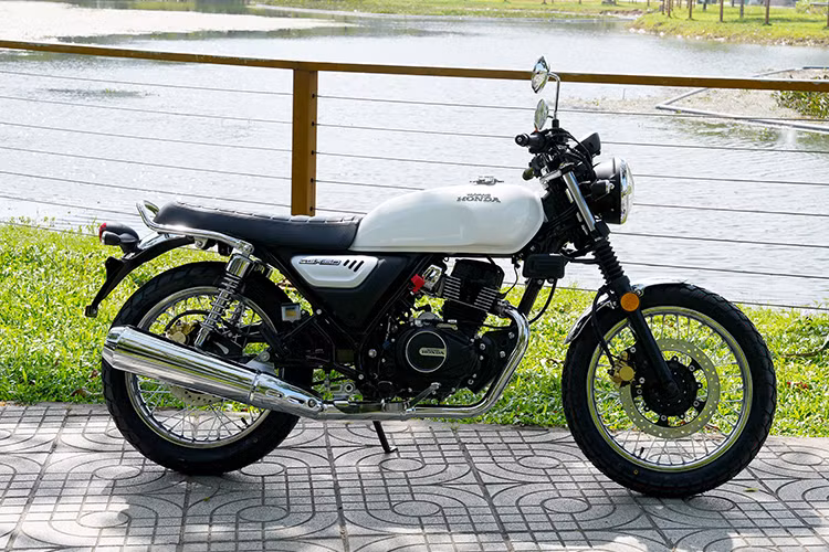 Honda CGX150 tại Việt Nam do liên doanh Wuyang-Honda sản xuất tại Trung Quốc, ra mắt lần đầu tháng 8/2024. Mẫu xe này nhập khẩu từ Trung Quốc về Việt Nam từ đầu năm 2025, dù vậy sau khi hoàn tất thủ tục thông quan, đăng kiểm… đến nay mới chính thức ra mắt.