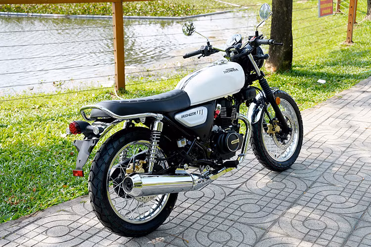 Được giới đam mê môtô xe máy ví von như một phiên bản giá rẻ hay "đàn em" của Honda CB350 H'ness đang bán chính hãng tại Việt Nam, Honda CGX150 mang phong cách đặc trưng của dòng môtô cổ điển (classic). 