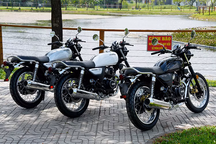 CGX150 do liên doanh Wuyang-Honda sản xuất tại Trung Quốc, ra mắt lần đầu tháng 8/2024 và mở bán một tháng sau đó với giá 10.080-11.580 nhân dân tệ, tương đương 35,5-40,8 triệu đồng. So sánh giữa hai thị trường, giá bán chênh lệch khoảng gần gấp đôi.