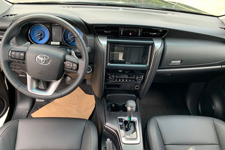 Khoang nội thất của Toyota Fortuner 2022 nâng cấp cũng có sự "xáo trộn" nhỏ. Hệ thống điều hòa tự đồng 2 vùng đã trở thành trang bị tiêu chuẩn cho các bản 2.8 4x4 AT, 2.4 4x2 AT, Legender 2.4 và Legender 2.8.