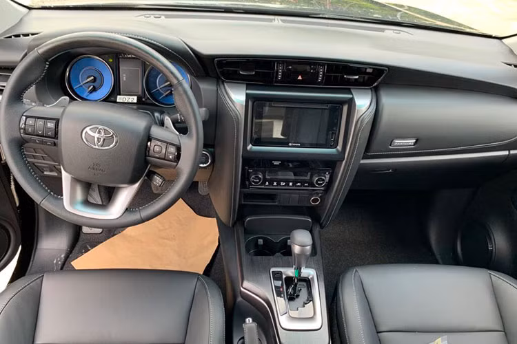 Khoang nội thất của Toyota Fortuner 2022 nâng cấp cũng có sự "xáo trộn" nhỏ. Hệ thống điều hòa tự đồng 2 vùng đã trở thành trang bị tiêu chuẩn cho các bản 2.8 4x4 AT, 2.4 4x2 AT, Legender 2.4 và Legender 2.8.