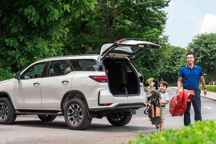 Đi cùng với nâng cấp mới, giá xe Toyota Fortuner 2022 đã tăng thêm 20 triệu đồng. Khởi điểm từ 1,015 tỷ đồng đối với bản 2.4 MT. Bản cao nhất Fortuner Legender 2.8 có giá 1,459 tỷ đồng. Hai phiên bản nhập khẩu gồm 2.7 4x2 và 2.7 4x4 có giá niêm yết 1,187 tỷ và 1,277 tỷ đồng.