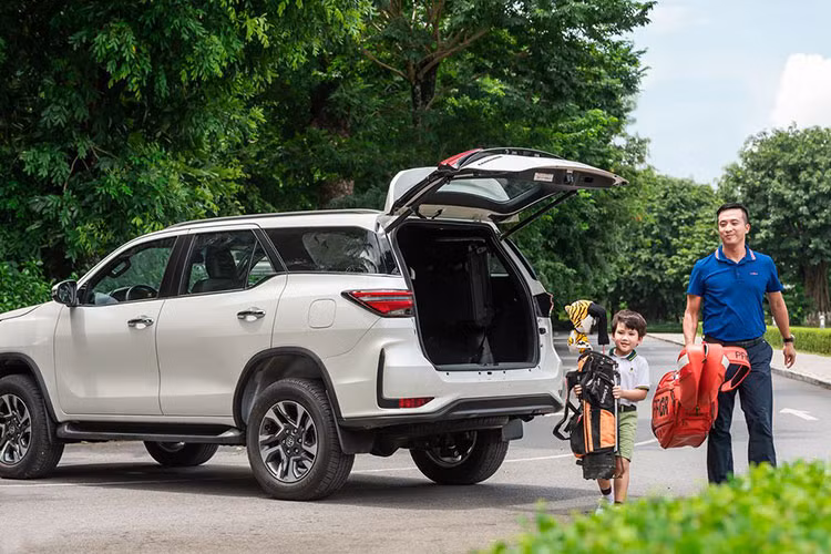Đi cùng với nâng cấp mới, giá xe Toyota Fortuner 2022 đã tăng thêm 20 triệu đồng. Khởi điểm từ 1,015 tỷ đồng đối với bản 2.4 MT. Bản cao nhất Fortuner Legender 2.8 có giá 1,459 tỷ đồng. Hai phiên bản nhập khẩu gồm 2.7 4x2 và 2.7 4x4 có giá niêm yết 1,187 tỷ và 1,277 tỷ đồng.