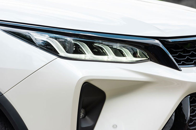 Toyota Fortuner 2022 có kích thước tổng thể là 4.795 x 1.855 x 1.835 mm, tương ứng với chiều dài, rộng, cao và chiều dài cơ sở của xe đạt 2.745 mm. Và, để tăng sức hút cho mẫu xe ôtô của mình, Toyota đã có những nâng cấp về mặt tiện nghi, bổ sung thêm tính năng an toàn.