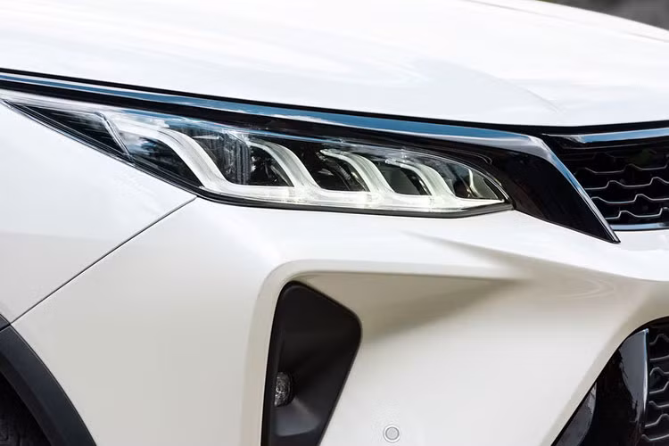 Toyota Fortuner 2022 có kích thước tổng thể là 4.795 x 1.855 x 1.835 mm, tương ứng với chiều dài, rộng, cao và chiều dài cơ sở của xe đạt 2.745 mm. Và, để tăng sức hút cho mẫu xe ôtô của mình, Toyota đã có những nâng cấp về mặt tiện nghi, bổ sung thêm tính năng an toàn.