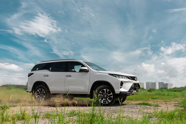 Tuy tăng giá cao hơn trước, nhưng Toyota Fortuner 2022 vẫn có thể tự tin cạnh tranh với các đối thủ cùng phân khúc như Ford Everest (1,193-1,412 tỷ đồng), Kia Sorento (999 triệu đến 1,289 tỷ đồng) và Hyundai Santa Fe (1,03-1,34 tỷ đồng).