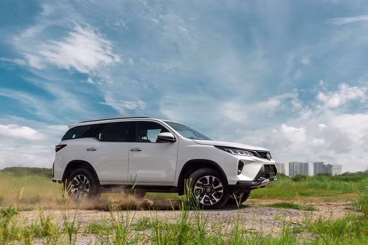 Tuy tăng giá cao hơn trước, nhưng Toyota Fortuner 2022 vẫn có thể tự tin cạnh tranh với các đối thủ cùng phân khúc như Ford Everest (1,193-1,412 tỷ đồng), Kia Sorento (999 triệu đến 1,289 tỷ đồng) và Hyundai Santa Fe (1,03-1,34 tỷ đồng).