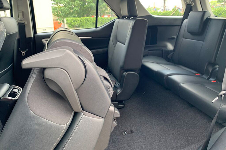 Trong khi đó, bản Toyota Fortuner Legender 2.4 nâng cấp thêm hệ thống âm thanh 11 loa JBL giống bản Legender 2.8. Hai bản 2.4 có thêm tính năng kết nối điện thoại thông minh. 