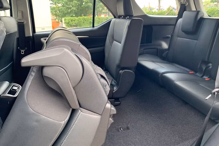 Trong khi đó, bản Toyota Fortuner Legender 2.4 nâng cấp thêm hệ thống âm thanh 11 loa JBL giống bản Legender 2.8. Hai bản 2.4 có thêm tính năng kết nối điện thoại thông minh. 