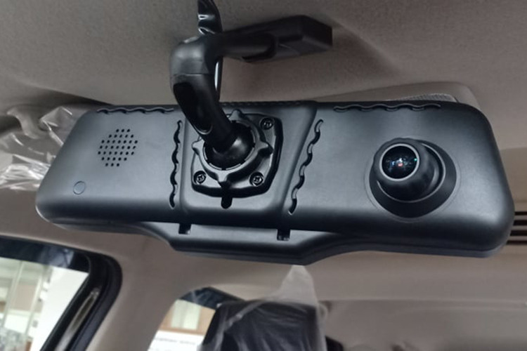 Tại thị trường Indonesia, Suzuki XL7 có tổng cộng các lựa chọn màu sơn ngoại thất gồm: Đen (Prime Cool Black0, Trắng (Pearl Snow White), Đỏ (Burgundy Burgundy Red), Xám (metallic Magma Grey), và Đen/Cam (Rising Oraneg + Black) và Trắng Đen (Brave Khaki + Black) cho phiên bản Alpha.