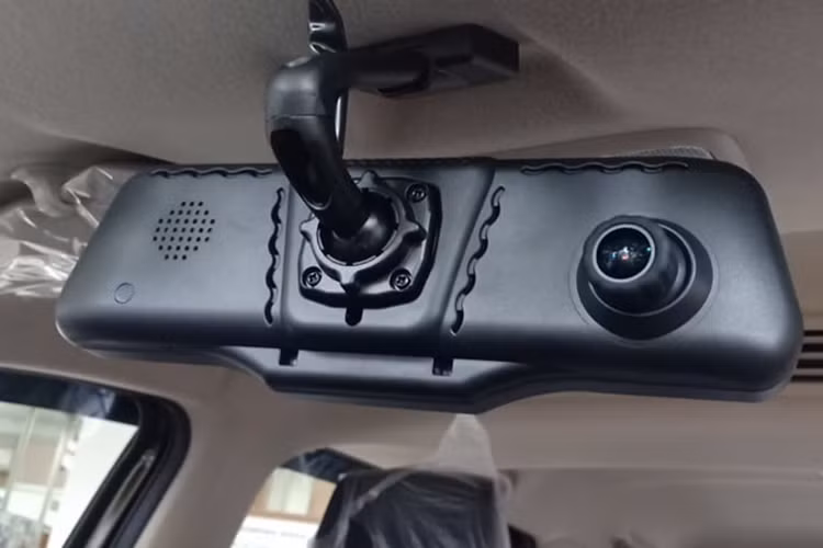 Tại thị trường Indonesia, Suzuki XL7 có tổng cộng các lựa chọn màu sơn ngoại thất gồm: Đen (Prime Cool Black0, Trắng (Pearl Snow White), Đỏ (Burgundy Burgundy Red), Xám (metallic Magma Grey), và Đen/Cam (Rising Oraneg + Black) và Trắng Đen (Brave Khaki + Black) cho phiên bản Alpha.