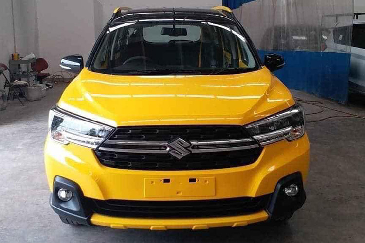 Là một phiên bản 7 chỗ của XL6, Suzuki XL7 hoàn toàn mới mang tới cái nhìn cao cấp hơn so với Ertiga 2019. Ở phần đầu xe, giống như XL6, XL7 sẽ sở hữu thiết kế với những đường nét mạch lạc, vuông vắn kết hợp điểm nhấn là dải đèn LED định vị ban ngày được nối dài xuyên suốt mặt ca-lăng bằng một thanh chrome sáng bóng.