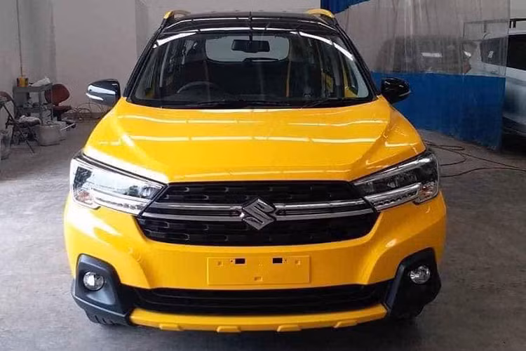 Là một phiên bản 7 chỗ của XL6, Suzuki XL7 hoàn toàn mới mang tới cái nhìn cao cấp hơn so với Ertiga 2019. Ở phần đầu xe, giống như XL6, XL7 sẽ sở hữu thiết kế với những đường nét mạch lạc, vuông vắn kết hợp điểm nhấn là dải đèn LED định vị ban ngày được nối dài xuyên suốt mặt ca-lăng bằng một thanh chrome sáng bóng.