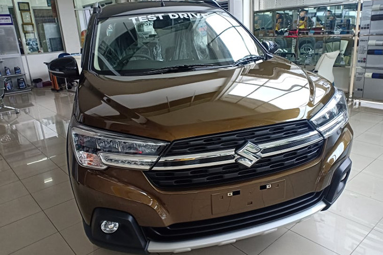 Theo thông tin từ phía một số đại lý chính hãng, giá bán Suzuki XL7 hiện chưa được công bố nhưng sẽ vào khoảng hơn 600 triệu đồng cho phiên bản số tự động 1.5 AT (Alpha). Trước đó, các đại lý Suzuki tại Việt Nam đã bắt đầu nhận đặt cọc XL7 với giá tạm tính hơn 600 triệu. Thời gian giao xe dự kiến khoảng cuối tháng 04/2020.