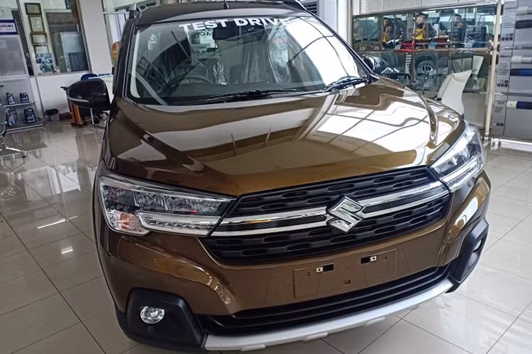 Theo thông tin từ phía một số đại lý chính hãng, giá bán Suzuki XL7 hiện chưa được công bố nhưng sẽ vào khoảng hơn 600 triệu đồng cho phiên bản số tự động 1.5 AT (Alpha). Trước đó, các đại lý Suzuki tại Việt Nam đã bắt đầu nhận đặt cọc XL7 với giá tạm tính hơn 600 triệu. Thời gian giao xe dự kiến khoảng cuối tháng 04/2020.