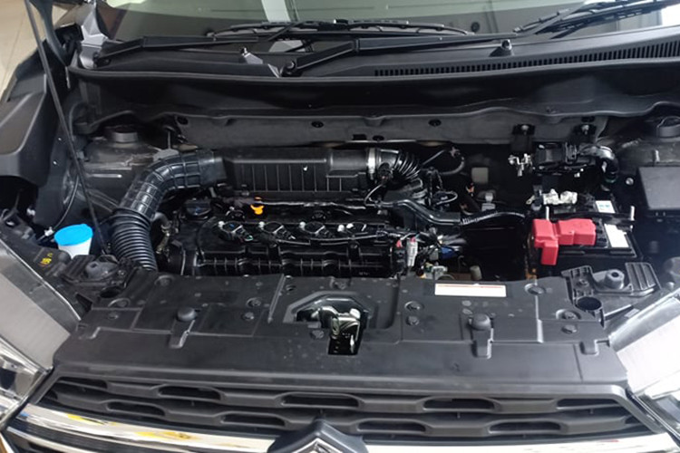 Giá xe Suzuki XL7 mới tại Indonesia từ 230 - 267 triệu Rupiah (khoảng 390 - 453 triệu đồng). XL7 khi được phân phối tại thị trường Việt Nam được nhập khẩu nguyên chiếc từ Indonesia. Cả Suzuki XL7 và Ertiga sẽ trở thành một cặp át chủ bài của hãng xe Nhật để cạnh tranh với các đối thủ như Mitsubishi Xpander hay Toyota Avanza, Rush.