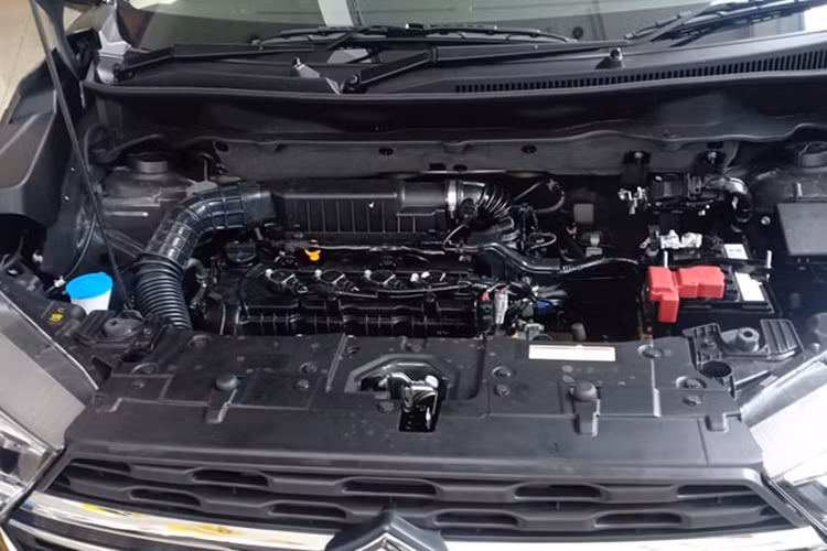 Giá xe Suzuki XL7 mới tại Indonesia từ 230 - 267 triệu Rupiah (khoảng 390 - 453 triệu đồng). XL7 khi được phân phối tại thị trường Việt Nam được nhập khẩu nguyên chiếc từ Indonesia. Cả Suzuki XL7 và Ertiga sẽ trở thành một cặp át chủ bài của hãng xe Nhật để cạnh tranh với các đối thủ như Mitsubishi Xpander hay Toyota Avanza, Rush.