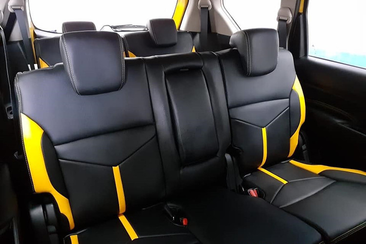 Hệ thống thông tin giải trí của xe với màn hình cảm ứng 8 inch, ổ cắm điện hàng thứ nhất và thứ hai và một tay vịn trung tâm ở hàng ghế thứ hai. Các trang bị khác bao gồm; tấm che cửa, biểu tượng Alpha, gương điện tử thông minh và bệ cửa, hệ thống trợ lái ABS + EDB + BA, cân bằng điện tử ESP...