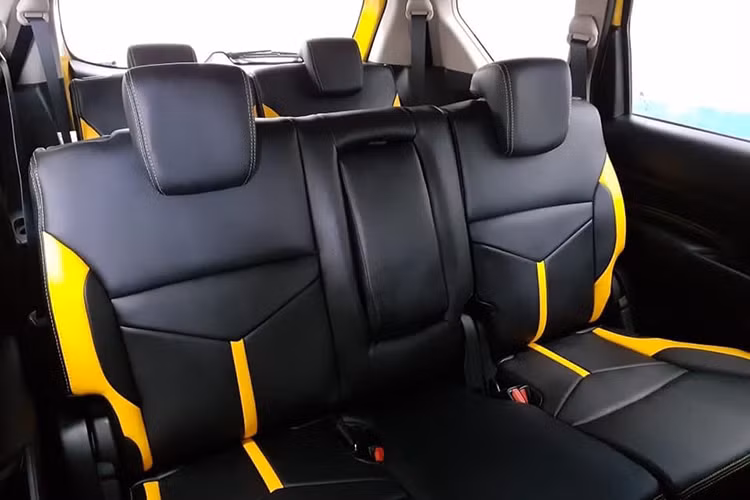 Hệ thống thông tin giải trí của xe với màn hình cảm ứng 8 inch, ổ cắm điện hàng thứ nhất và thứ hai và một tay vịn trung tâm ở hàng ghế thứ hai. Các trang bị khác bao gồm; tấm che cửa, biểu tượng Alpha, gương điện tử thông minh và bệ cửa, hệ thống trợ lái ABS + EDB + BA, cân bằng điện tử ESP...