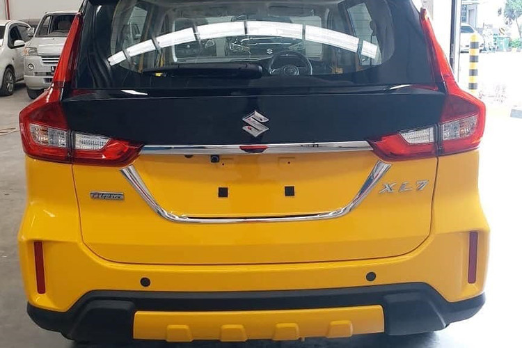Mẫu xe giá rẻ Suzuki XL7 định vị cao hơn một chút so với Ertiga trong danh mục sản phẩm của hãng. Bản thân mẫu Suzuki XL7 thực chất là một chiếc MPV, nhưng mang phong cách SUV cỡ nhỏ. Đuôi xe thiết kế vuông vức với cụm đen led hình chữ L ngược, cản trước và sau cùng màu sáng...