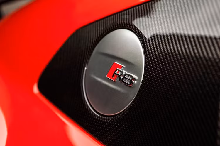 Động cơ mới của xe giúp mang đến sức vận hành đáng kinh ngạc, cụ thể mẫu xe này sở hữu công suất 610 mã lực (tương đương 449 kW), chỉ mất 3,2 giây tăng tốc từ 0 tới 100 km/h và đạt vận tốc cực đại 330km/h.