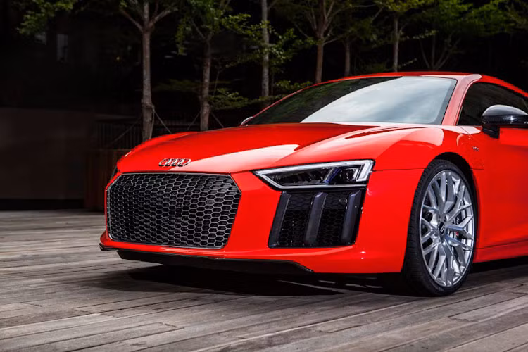 Với thiết kế khác biệt, các chế độ lái năng động và khả năng bám đường. Siêu xe R8 là một trong số đại diện mạnh mẽ nhất của thương hiệu bốn vòng tròn và là mẫu xe dẫn đầu trong phân khúc xe thể thao của Audi.