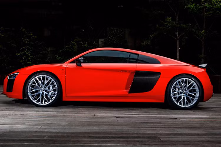 Động cơ với dải vòng tua cao, cấu trúc siêu nhẹ và hệ thống treo cực kỳ năng động với hệ dẫn động bốn bánh toàn thời gian quattro kết hợp với vec-tơ mô-men xoắn linh động – tất cả biến chiếc Audi R8 Coupé trở thành một siêu xe thực sự.