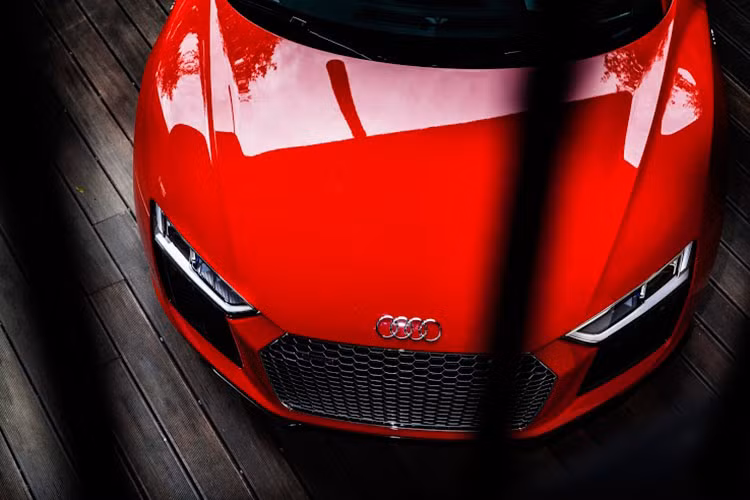 Audi R8 Coupé phiên bản 2016 có hiệu suất vận hành lớn hơn bất kỳ mẫu xe nào trong chuỗi sản phẩm của Audi. Siêu xe này sở hữu động cơ V10 được đặt giữa xe, cùng hệ dẫn động bốn bánh toàn thời gian quattro được phát triển hoàn toàn mới.