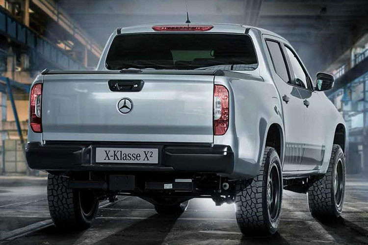 Mercedes-Benz X-Class mới được bán ra với 03 ba phiên bản bao gồm: X-Class Pure thích hợp để phục vụ công việc chuyên chở hàng, làm nông nghiệp. X-Class Progressive: thích hợp cho chủ doanh nghiệp và ngành xây dựng, và phiên bản X-Class Power sở hữu ngoại thất bắt mắt, hầm hố dành cho những người mê off-road.