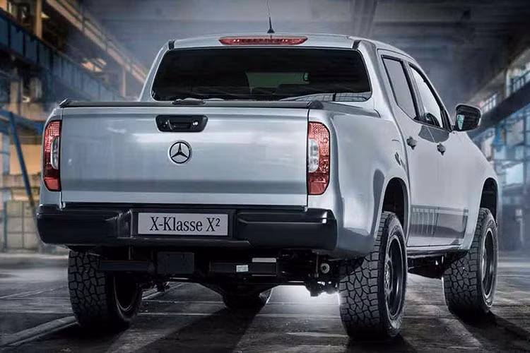 Mercedes-Benz X-Class mới được bán ra với 03 ba phiên bản bao gồm: X-Class Pure thích hợp để phục vụ công việc chuyên chở hàng, làm nông nghiệp. X-Class Progressive: thích hợp cho chủ doanh nghiệp và ngành xây dựng, và phiên bản X-Class Power sở hữu ngoại thất bắt mắt, hầm hố dành cho những người mê off-road.