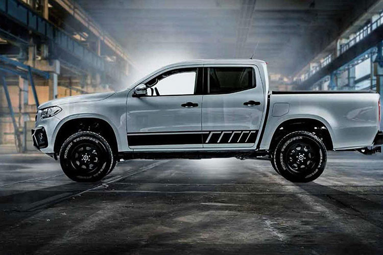 Mẫu xe bán tải hạng sang Mercedes-Benz X-Class được phát triển dựa trên cơ sở khung gầm của bán tải Nissan Navara. Đây là một phần trong thỏa thuận hợp tác giữa hai tập đoàn Daimler AG và hãng xe Nissan. Tuy nhiên nó không có quá nhiều vấn đề liên quan đến nhau giữa hai hãng.