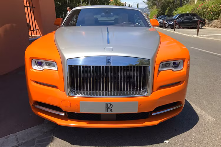 Dawn về cơ bản chính là phiên bản mui trần của "người anh em" Wraith. Tên của Rolls-Royce Dawn được lấy cảm hứng từ mẫu xe sang mui trần Silver Dawn ra đời trong khoảng thời gian khá ngắn ngủi, từ năm 1950 - 1954. Xe chỉ mất khoảng 20 giây để đóng hoặc hạ mui, bề mặt mui mềm mượt hoàn hảo kết hợp với công nghệ có tên French Seam.