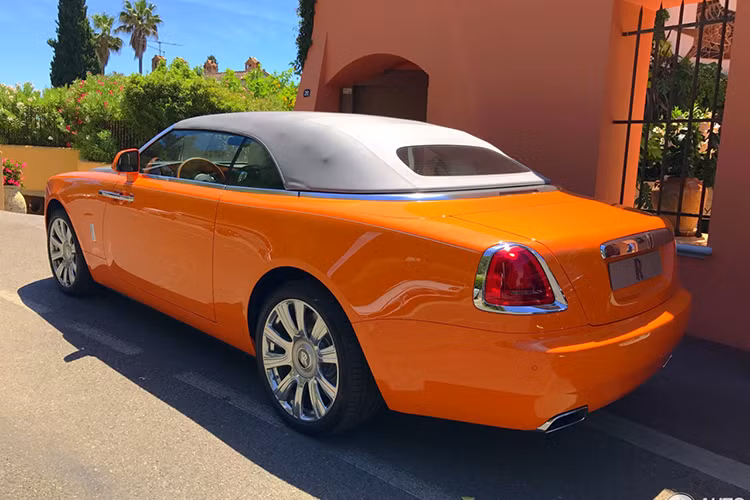 "Trái tim" của chiếc xe Rolls-Royce Dawn là khối động cơ V12, Biturbo, dung tích 6,6 lít, tạo ra công suất tối đa 563 mã lực và mô-men xoắn cực đại 780 Nm. Mẫu xe mui trần này cũng được trang bị hộp số ZF 8 cấp tự động có hỗ trợ vệ tinh tương tự như Rolls-Royce Wraith.