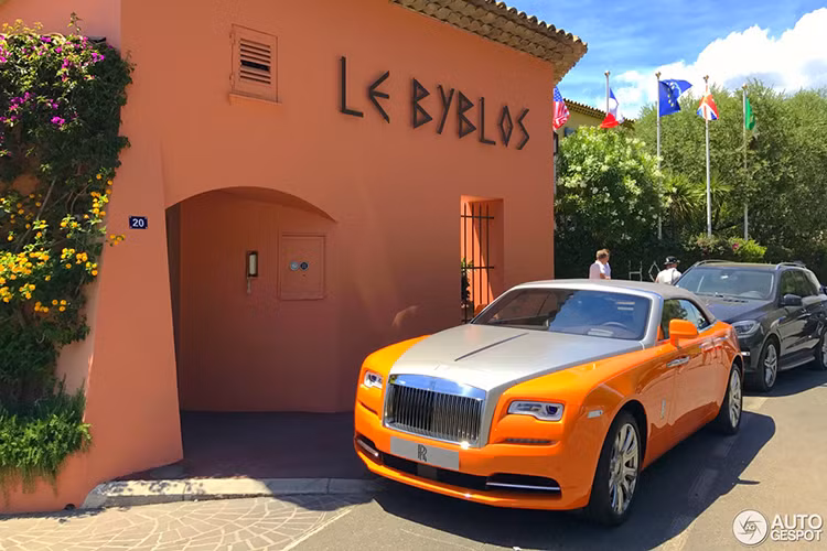 Chiếc Rolls-Royce Dawn xuất hiện tại đường phố Pháp là một trong số những chiếc xe được cá tính hoá đó, mẫu xe mui trần siêu sang độ màu mới này đã được chủ nhân cho khoác bộ áo cam rực rỡ, ddây cũng là một trong số màu sắc hiếm có trên các dòng xe siêu sang của Rolls-Royce.