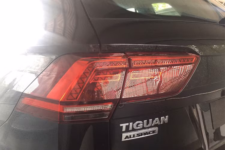 Hệ thống chiếu sang của xe ấn tượng với cụm đèn pha LED và đèn sương mù chủ động điều chỉnh khoảng chiếu sáng khi vào cua hay rẽ..., cụm đèn sau LED có độ chiếu sáng tương phản cao. Đuôi xe thể thao và tinh tế với hệ thống ống xả kép ở hai bên và dấu ấn “all space” mạ crôm in nổi. 