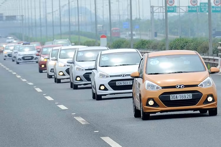 Cũng trong Nghị định số 125/2017/NĐ-CP sửa đổi, bổ sung Nghị định số 122/2016/NĐ-CP, thuế nhập linh kiện ôtô về Việt Nam sẽ về 0% vào 1/1/2018. Tuy nhiên, để được hưởng ưu đãi này, các doanh nghiệp nhập khẩu phải đảm bảo tiêu chuẩn doanh nghiệp sản xuất, lắp ráp ôtô theo quy định của Chính phủ về điều kiện sản xuất, lắp ráp, nhập khẩu và kinh doanh dịch vụ bảo hành, bảo dưỡng ôtô.