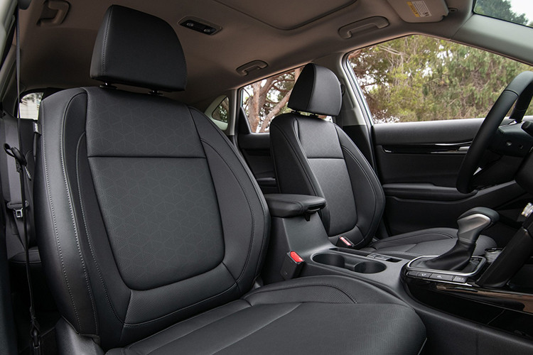 Kia Seltos 2024 cũng có sự điều chỉnh mạnh mẽ về tính năng an toàn như; gói an toàn chủ động ADAS với nhiều tính năng vượt trội như kiểm soát hành trình thông minh với tính năng Stop &amp; Go, hỗ trợ bám làn đường, hỗ trợ tránh va chạm phía trước, hỗ trợ giữ làn đường, cảnh báo điểm mù, cảnh báo khoảng cách đỗ xe và hỗ trợ tránh va chạm khi lùi chuồng. 