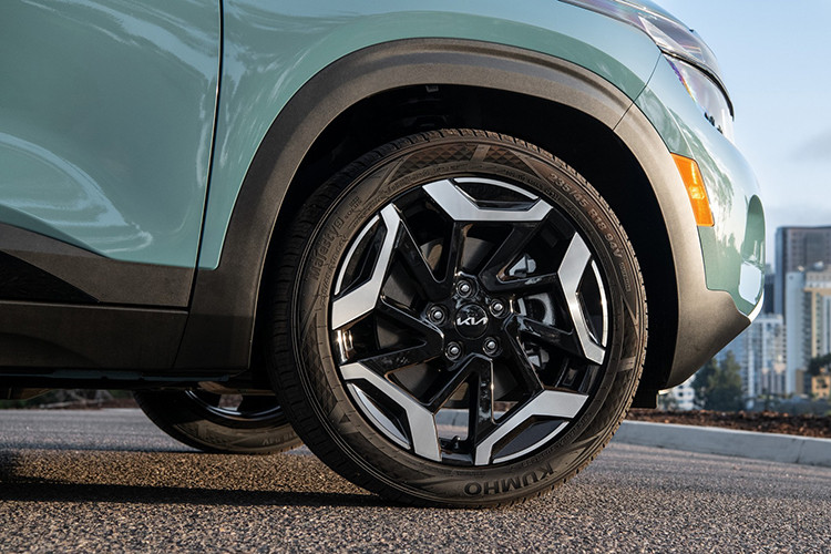 Phần đầu xe Kia Seltos 2024 có nhiều chi tiết được làm mới như lưới tản nhiệt, đèn pha và dải đèn LED định vị ban ngày. Được biết, hệ thống đèn định vị ban ngày và đèn hậu của xe đều thiết kế dựa trên nguồn cảm hứng từ bản đồ sao. Mâm xe, cản trước/sau và ốp bạc đều nhận được sự tinh chỉnh hài hòa. 