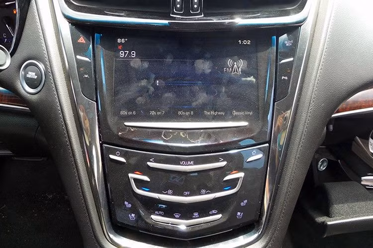 Màn hình với hệ thống giải trí CUE có tính năng đọc và trả lời tin nhắn, tính năng kết nối OnStar 4G LTE kết hợp với bộ phát Wi-Fi và hệ thống cảnh báo chuyển làn đường.